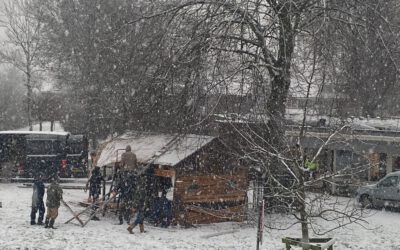 Stoere vrijwilligers breken de kerststal af in winterse omstandigheden
